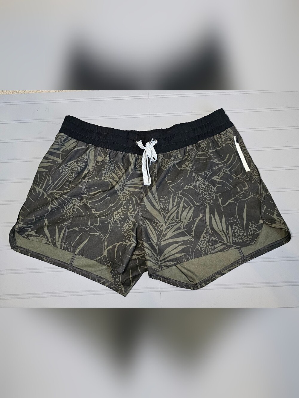 Vuori Women's Clementine Shorts Oregano Rainforest Pattern XL
